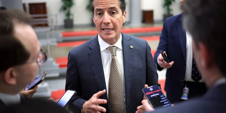 Senator kaže da su okvirni okvir Obamacarea još tjednima udaljeni dok se demokrati distanciraju od razgovora o zatvaranju