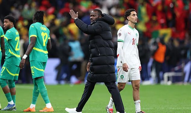 Senegal osvojio AFCON nakon najdramatičnijeg nogometnog finala: Marokanska zvijezda promašila kasni jedanaesterac što je izazvalo prosvjed napuštanja Sadio Mane and Co, dok je policija za nerede prisiljena obuzdati bijesne navijače u ružnim scenama