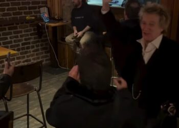 Sir Rod Stewart, 81, natjeran je na karaoke u škotskom pubu tijekom noćnog izlaska sa sinom Alastairom, 20