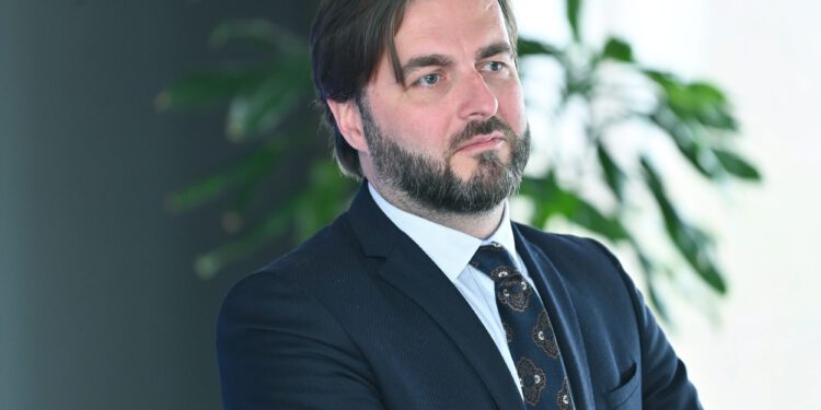 Škare Ožbolt komentirala frizuru ministra Ćorića: ‘Jedni klimaju glavom, drugi boraju čelo’