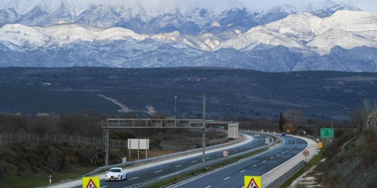 Slobodna Dalmacija – Ako planirate put autocestom iz Splita, bilo bi dobro da pročitate raspored nove prometne regulacije; evo što se mijenja