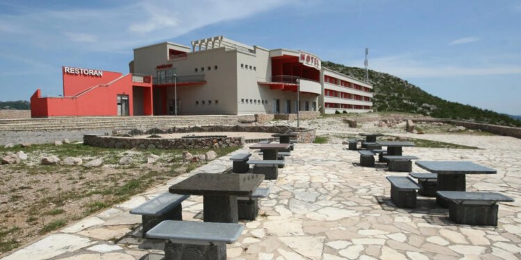 Slobodna Dalmacija – Austrijanci se raspisali o devastiranom hotelu koji uz A1 godinama zjapi prazan, kruži i priča o ‘jezivim glasinama’