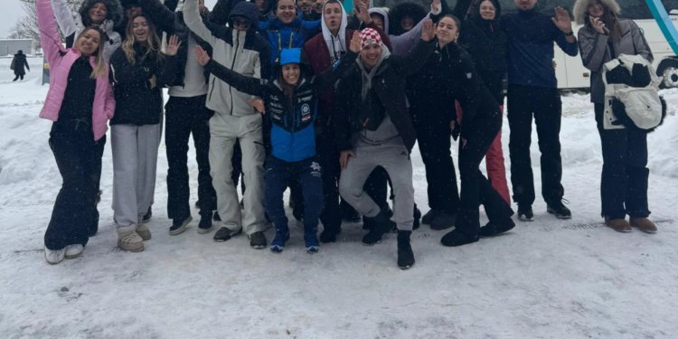 Slobodna Dalmacija – Čak 30 splitskih studenata zapelo u Macole; spavali po stolovima, četiri kombija krenula po njih: njihova izjava je hit