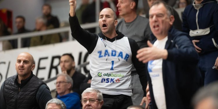 Slobodna Dalmacija – Crnogorci lako prošli kroz Zadar, na početku utakmice navijači u problemu na ulazu u dvoranu