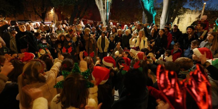 Slobodna Dalmacija – Damir Šarac: Kakvi su ovo običaji došli? Pijani advent traje dva miseca, dočeka pravoslavni Božić da se smotaju kablovi