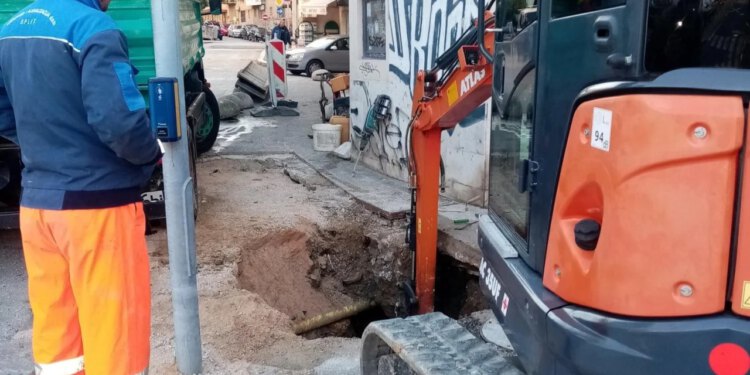Slobodna Dalmacija – Dio Splićana ostao bez vode, ali kako… Vodovod jutros popravio puknutu cijev, pustili vodu, a onda 10 metara dalje…