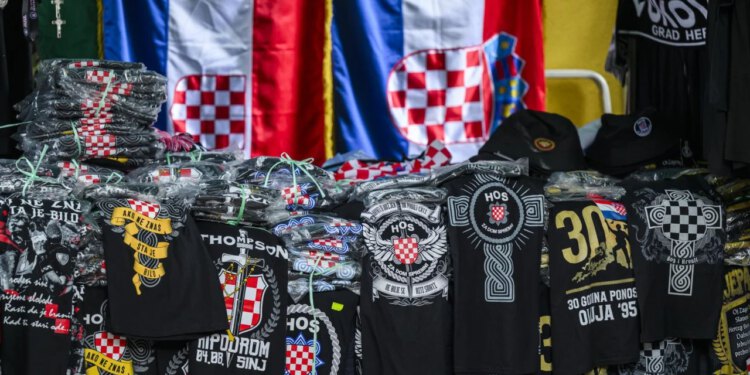 Slobodna Dalmacija – FOTO Redari u munjevitoj akciji! ‘Pomeli’ štandove prije Thompsona; evo tko je zvao komunalce. Pale i kazne