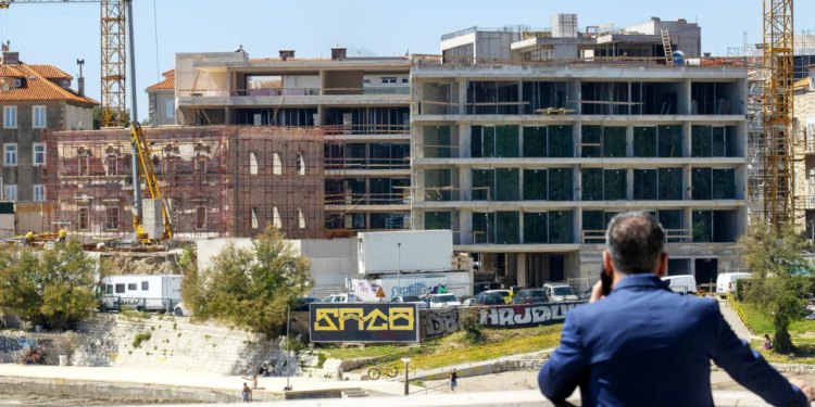 Slobodna Dalmacija – Gube milijune, ljude naganjaju po cijelom svijetu! Splitske agencije očajavaju; sve ih više varaju: ‘Ovako to rade…’