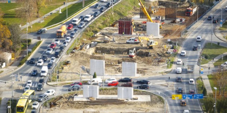 Slobodna Dalmacija – I ovo ljeto prometni čep u Solinu! Završetak mosta pomaknut nakon ljeta. Kasni čelična konstrukcija Debeljakovog DIV-a