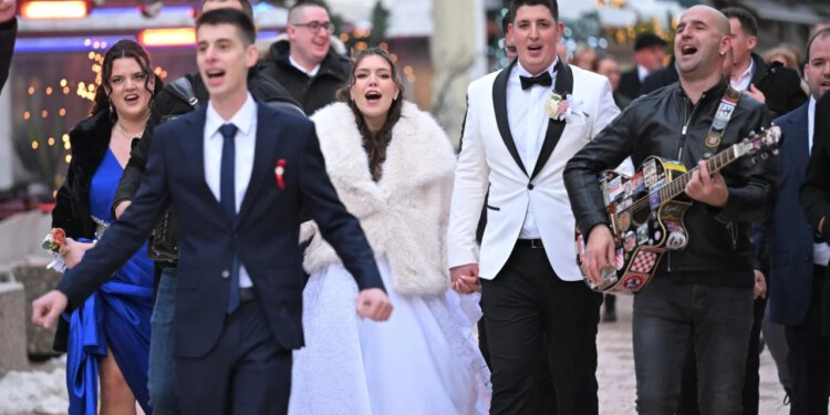 Slobodna Dalmacija – Jesu građani skrivećki dali ‘kuvertu’!? Roje se teorije oko sinjskog pira godine; Bulj i bend peru ruke: ‘On plaća…’