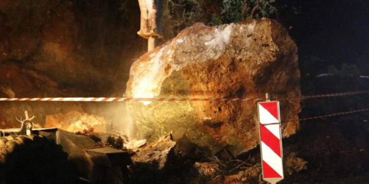 Slobodna Dalmacija – Kiša neumorno pada, upućeno ozbiljno upozorenje vozačima na području SD županije. Ova dionica je posebno opasna!