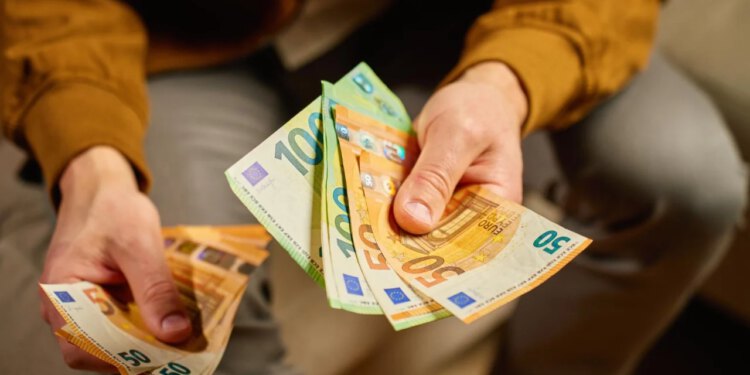 Slobodna Dalmacija – Kolika je rata za kredit od 40.000 € na 10 godina? Provjerili smo u 4 banke. Evo koliko kamate na kraju kredita platite!