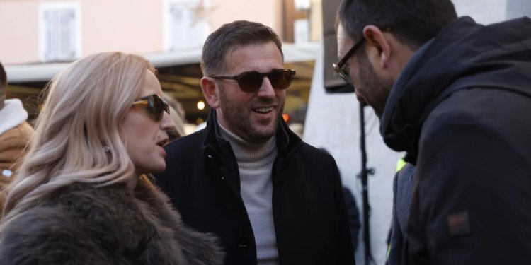 Slobodna Dalmacija – Matilda Šuta i Matea Dorčić zablistale usred Splita na dočeku; modno su se uskladile i poslale jasnu poruku Splićankama