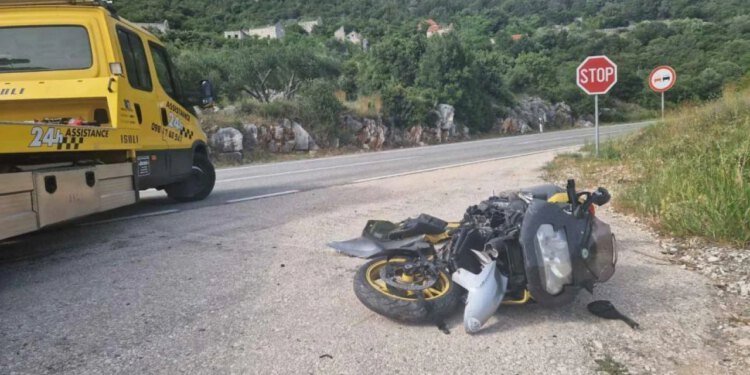 Slobodna Dalmacija – Motociklist (56) u teškom stanju nakon nesreće na cesti Jasenice-Obrovac; sletio s kolnika zbog neprilagođene brzine