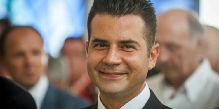 Slobodna Dalmacija – Nagrada za arhitekturu Šibenčaninu Anti Vrbanu, uručio mu ju je posebni izaslanik kralja Charlesa