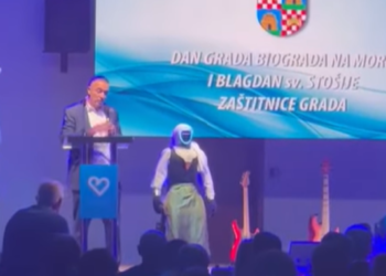 Slobodna Dalmacija – Ovo je bizarno! Robotica Tonka na biogradskoj proslavi ukrala show: hvalila gradonačelnika, publika mahala zastavama