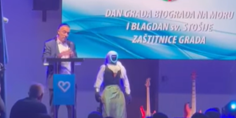 Slobodna Dalmacija – Ovo je bizarno! Robotica Tonka na biogradskoj proslavi ukrala show: hvalila gradonačelnika, publika mahala zastavama