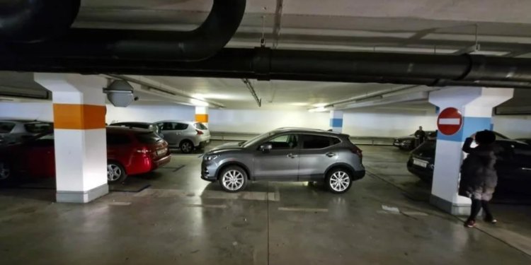 Slobodna Dalmacija – Ovo je vrhunac bahatosti; Nepropisno parkiran automobil u splitskom trgovačkom centru, komentari na mrežama nemilosrdni