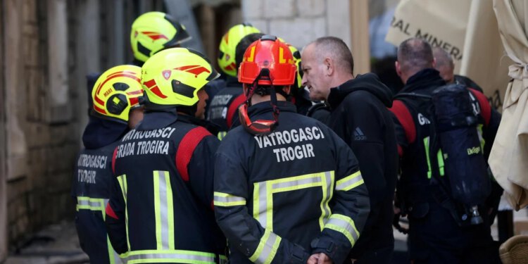 Slobodna Dalmacija – Ponoćna drama u Splitu, planuo stan na Brdima, vatrogasci i policajci pronašli i izvukli muškarca…