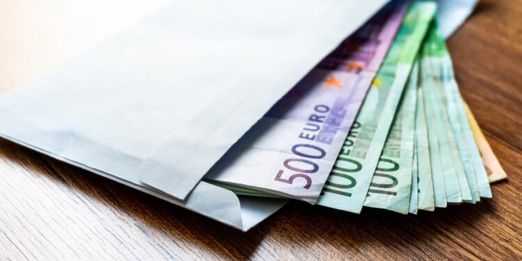 Slobodna Dalmacija – Poreznik iz Metkovića poduzetniku s milijunskim dugom obećao ‘riješiti situaciju’, tražio 93.000 eura mita. Optužen je