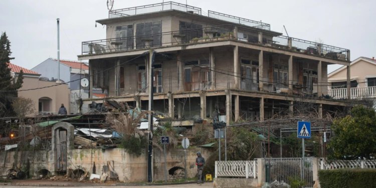 Slobodna Dalmacija – Prodaje se kuća legendarnog barba Tonija s Puntamike. Skroz je derutna, ali itekako ima razloga za cijenu od 1.700.000 €