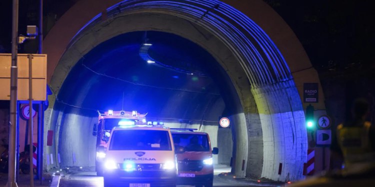 Slobodna Dalmacija – Prometna nesreća u Splitu; automobil izletio s ceste kod Marjanskog tunela i udario u zid, ozlijeđena jedna osoba