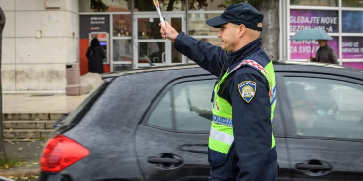 Slobodna Dalmacija – Prošla Nova, a alkohol još teče u potocima! Na cesti usred dana vozio pijan k’o smuk; sud se ‘proslavio’…