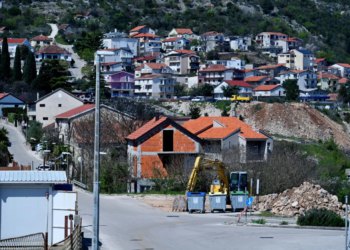 Slobodna Dalmacija – Smeće će ljudima dolaziti ispred nosa, ali ipak ‘uboli’ dozvolu! Grad u Zagori već padao ispit: ‘Možda su pogodovali…’