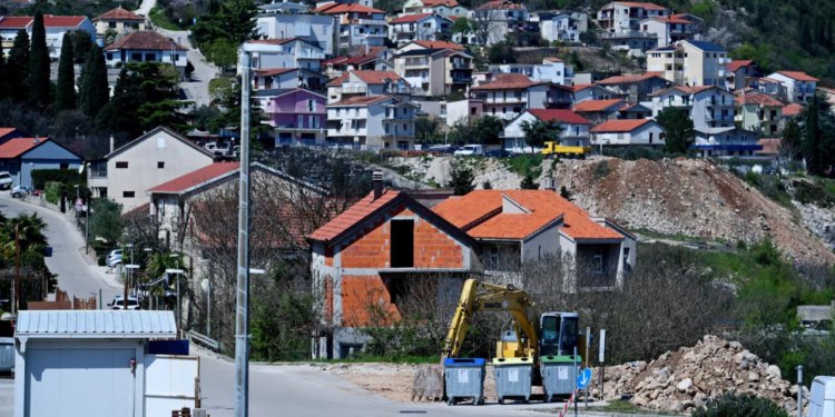 Slobodna Dalmacija – Smeće će ljudima dolaziti ispred nosa, ali ipak ‘uboli’ dozvolu! Grad u Zagori već padao ispit: ‘Možda su pogodovali…’