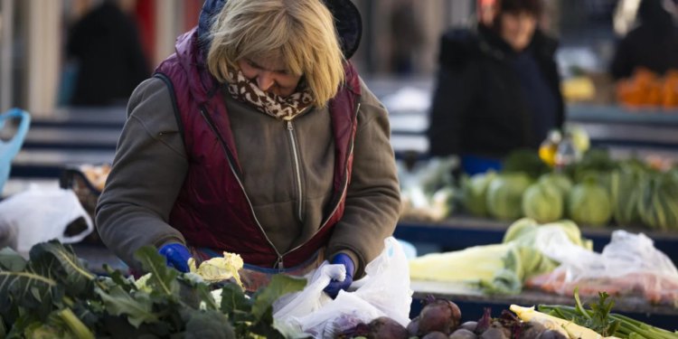 Slobodna Dalmacija – Smrzlo u Splitu, cvokoću prodavači, a otkrili smo i pikanterije; kraljicu je opalilo, sad je triba nosit doma!