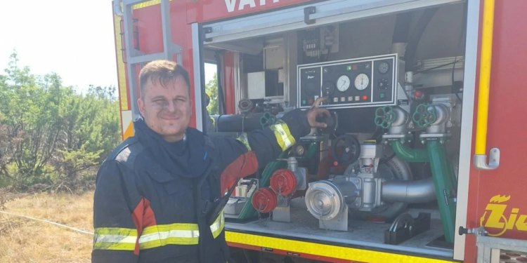 Slobodna Dalmacija – Tragično preminuo omiljeni drniški vatrogasac. Tuguje čitav grad, kolege se opraštaju: Ostavio si nas u šoku i nevjerici