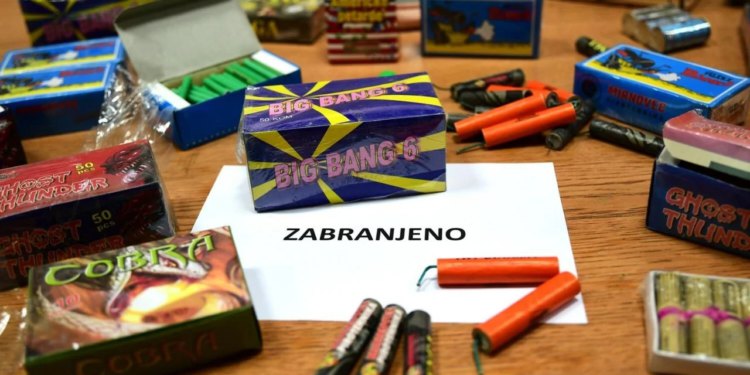 Slobodna Dalmacija – Trgovina u Podstrani zatvorena nakon što je utvrđeno da maloljetnicima prodaje nedozvoljenu pirotehniku