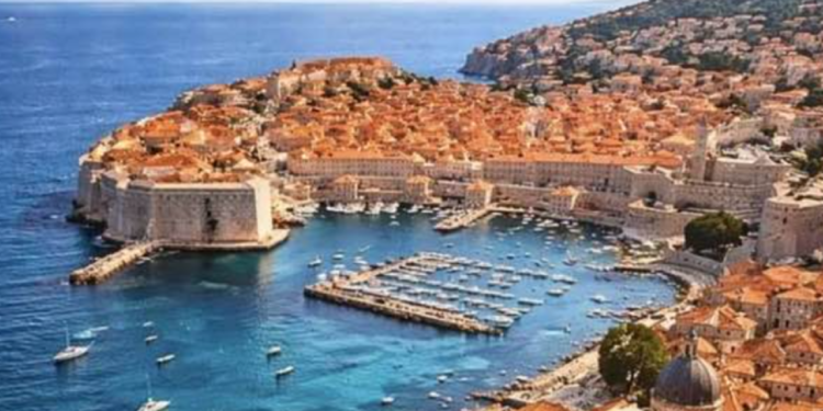 Slobodna Dalmacija – Umjetnica i aktivistica ogorčena fotografijom kojom se promovira Dubrovnik: ‘Obmana koja narušava dostojanstvo grada!’