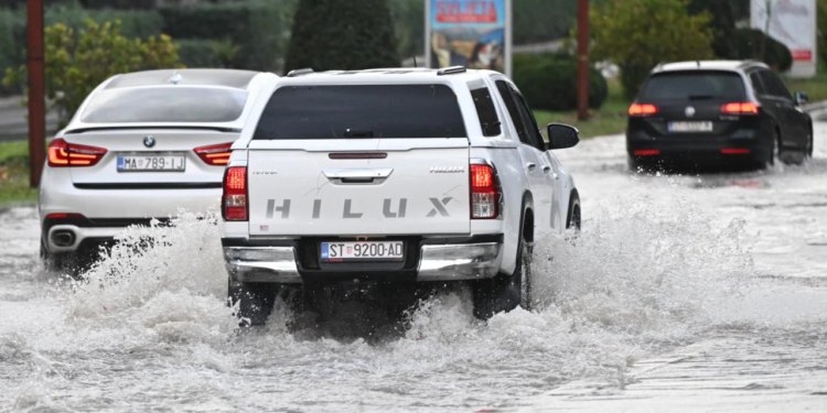 Slobodna Dalmacija – VIDEO Ma, kakvo nevrijeme… On ne odustaje! Širi se hit snimka splitskog motorista; pogledajte što je stavio na glavu