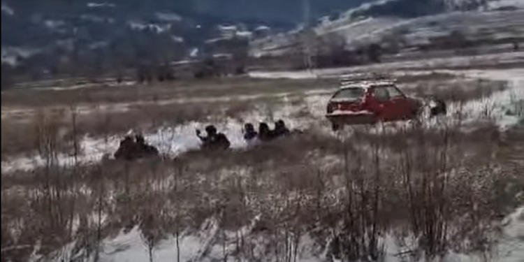 Slobodna Dalmacija – VIDEO Nemojte ovo raditi doma: Djed Božićnjak kod Sinja sjeo u golfa cvaju, povukao sanjke pune djece. I Garu razjarilo!