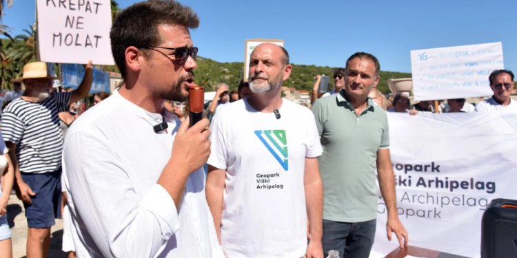 Slobodna Dalmacija – Višani ne dopuštaju korištenje svog imena u ‘megavodovodu’: ‘Spajajte se sami, mi nećemo u novu tvrtku!’