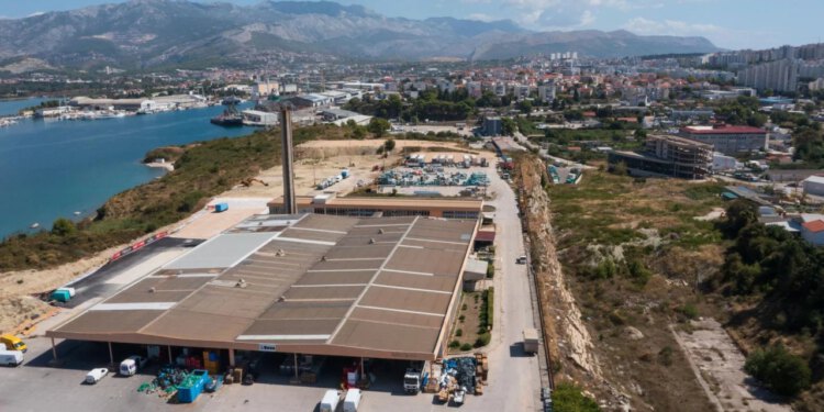 Slobodna Dalmacija – Zabijen zadnji čavao u lijes jednog od simbola Splita; agonija je završila nakon 14 godina, briše se poznato ime…