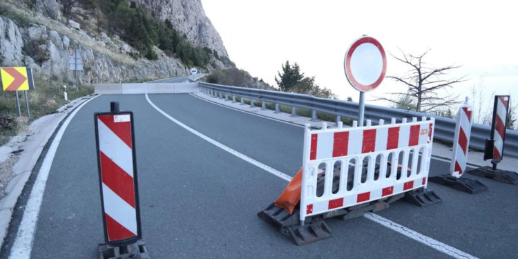 Slobodna Dalmacija – ‘Zatvorili su Stupicu i digli ruke od ljudi’; mještani Zabiokovlja mjesecima riskiraju živote zbog zatvorene ceste