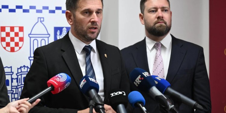 Slobodna Dalmacija – Zaustavljeni najveći radovi sanacije; Šuta pere ruke: ‘Nisam sudjelovao…’; ‘Biralo se najpovoljnije’