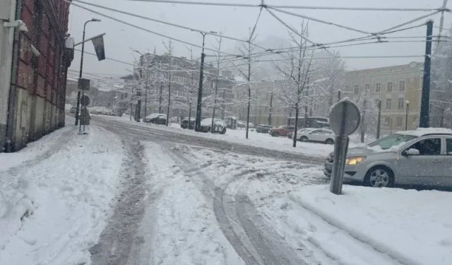 Snijeg izazvao kolaps u Sarajevu, otkazani letovi, tramvaji u prekidu