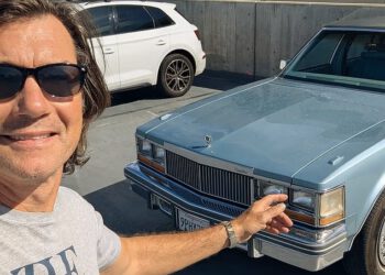 Šokirani Jerry O’Connell ponovno se sastao sa starinskim Cadillacom za koji nije znao da je ukraden dok je policija uhvatila lopova ‘beskućnika’