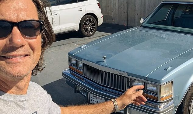 Šokirani Jerry O’Connell ponovno se sastao sa starinskim Cadillacom za koji nije znao da je ukraden dok je policija uhvatila lopova ‘beskućnika’