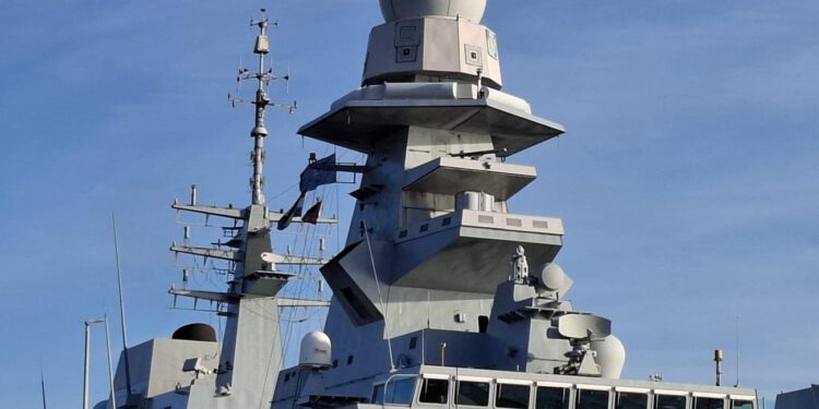 Splićani se pitaju što strani ratni brod radi u splitskoj luci? Evo što kaže MORH