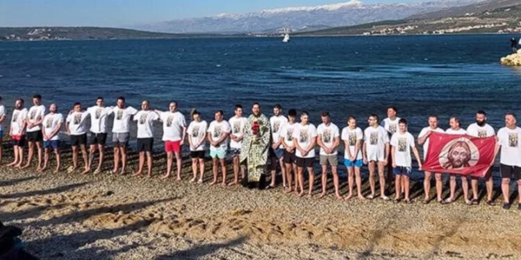 Srbi u Dalmaciji došli plivati za ‘Časni krst’ pa razbjesnili Hrvate: ‘Ta zastava se prije rata nije koristila’
