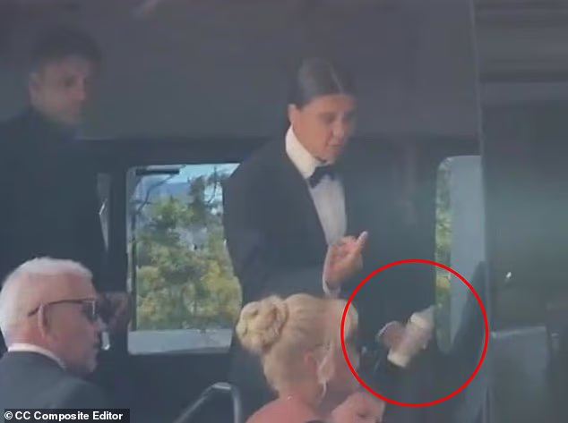 Srdačna slika s vjenčanja Sama Kerra pokazuje najveći prioritet zvijezde Matilde dok se vjenčavala s Kristiejem Mewisom