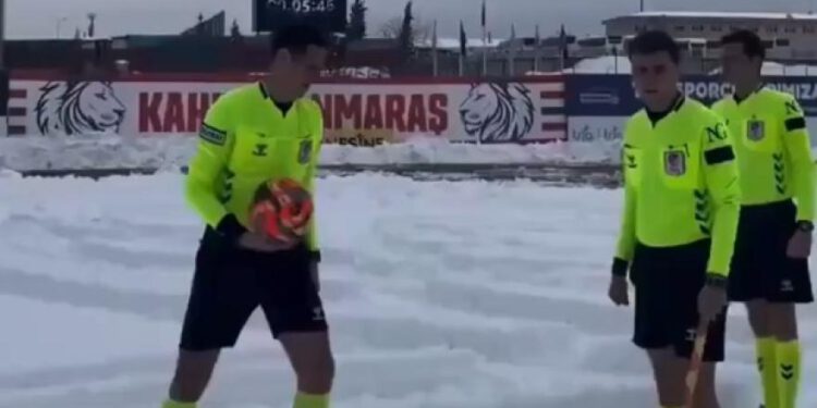 Što radi sudac? Snijeg prekrio polje, ali on… prizor je smiješan