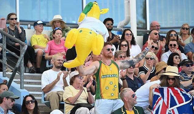 Super-obožavateljicu Australian Opena Emme Raducanu izbacila je policija s turnira i izrekla joj veliku kaznu zbog ponašanja na meču zaručnika Katie Boulter Alexa de Minaura