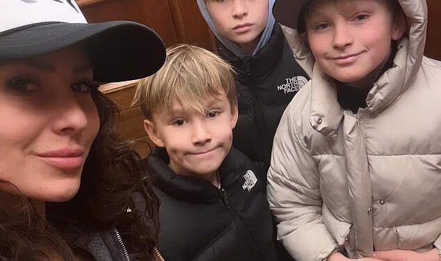 Supruga Aleca Baldwina Hilaria na udaru kritika jer se s djecom ošišala zbog smrtonosne zimske oluje