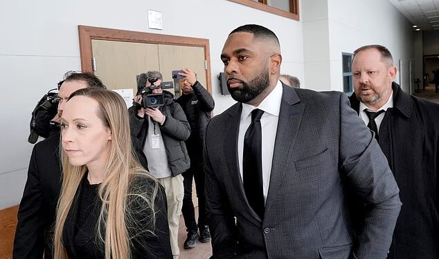 Supruga bivšeg trenera Michigana Sherronea Moorea gledala je mrtvački pogled na prvom pojavljivanju na sudu nakon skandala s aferom