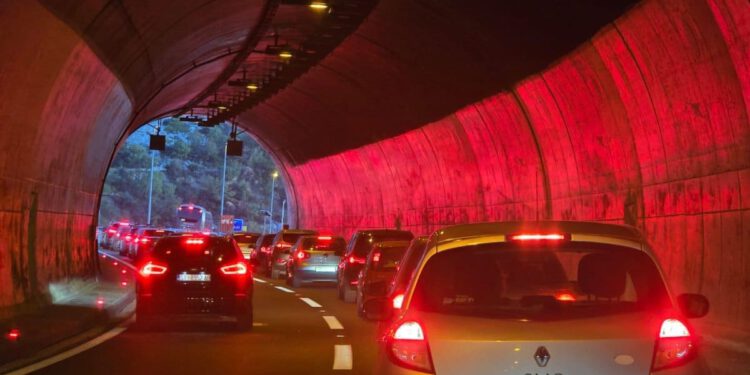 Sve se crveni! Potpuno ludilo na brzoj cesti Solin-Klis, kolona u oba smjera